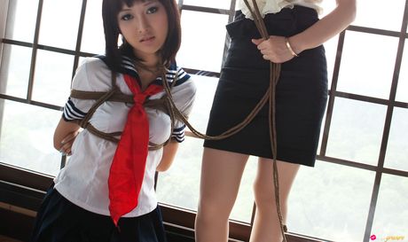 女子高生のディムディムとカイラ・ラブが教師に縛られ猿ぐつわをかまされる