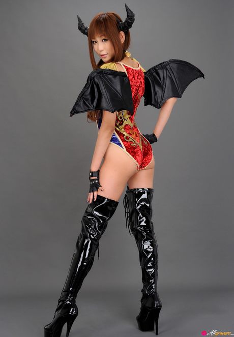 手袋と羽がこの角のある美女のセクシーな見た目をさらに引き立てている