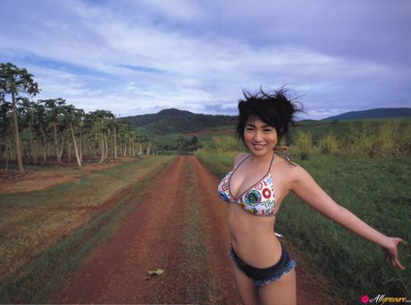 Bikiniklædt asiatisk babe Nonami Takizawa viser sine enorme bryster