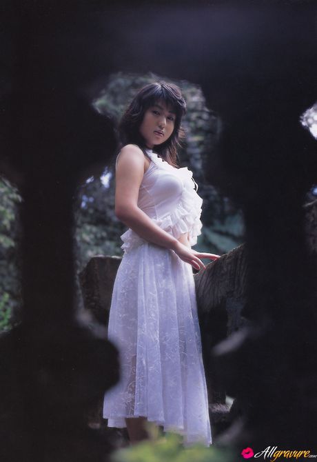 Bikiniklædt asiatisk babe Nonami Takizawa viser sine enorme bryster