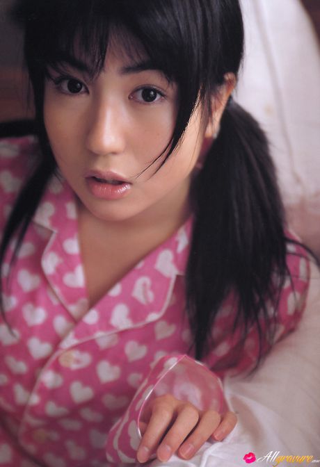 Bikiniklædt asiatisk babe Nonami Takizawa viser sine enorme bryster