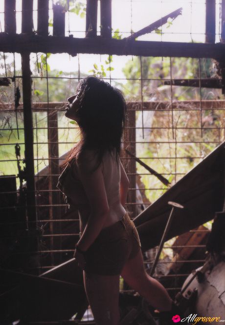 Bikiniklædt asiatisk babe Nonami Takizawa viser sine enorme bryster