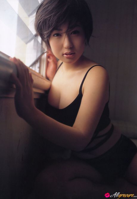 Bikiniklædt asiatisk babe Nonami Takizawa viser sine enorme bryster