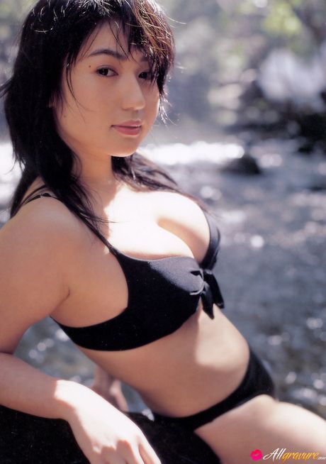 Bikiniklædt asiatisk babe Nonami Takizawa viser sine enorme bryster