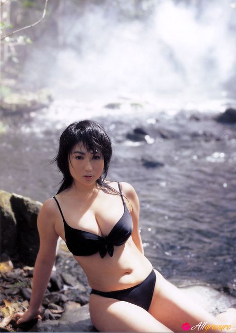 身穿比基尼的亞洲美女瀧澤乃南炫耀她的巨乳