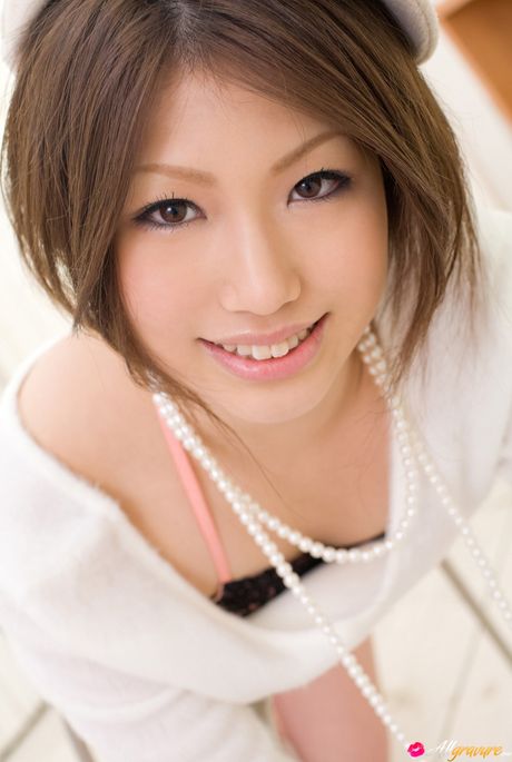 Asiatisk skønhed Risa Aika viser sine små bryster frem og poserer i en sygeplejerskeuniform