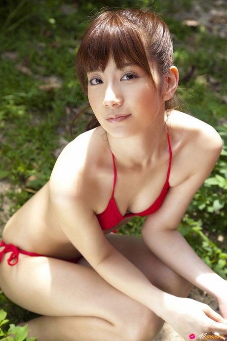 棕色眼睛的日本寶貝安娜·中川 (Anna Nakagawa) 在獨奏中展示了她的天然乳房和性感的臀部