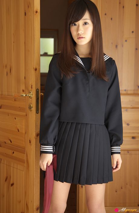 女子高生の優木かなが服を脱いで素敵なおっぱいを見せ、ストッキング姿でポーズをとる