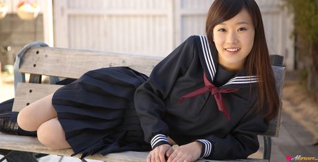 女子高生の優木かなが服を脱いで素敵なおっぱいを見せ、ストッキング姿でポーズをとる