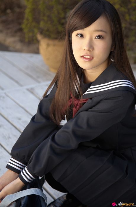 女子高生の優木かなが服を脱いで素敵なおっぱいを見せ、ストッキング姿でポーズをとる