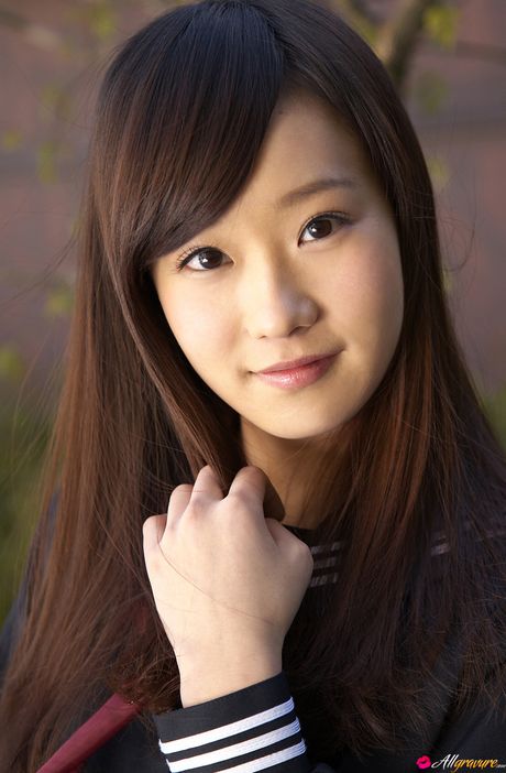 女子高生の優木かなが服を脱いで素敵なおっぱいを見せ、ストッキング姿でポーズをとる