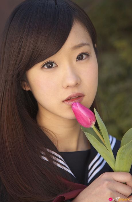 女子高生の優木かなが服を脱いで素敵なおっぱいを見せ、ストッキング姿でポーズをとる