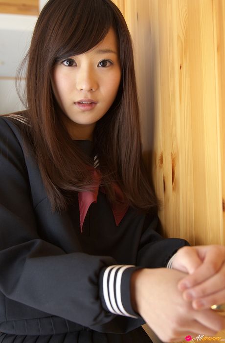 女子高生の優木かなが服を脱いで素敵なおっぱいを見せ、ストッキング姿でポーズをとる