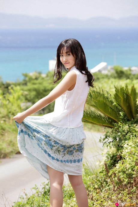 亞洲美女 Risa Yoshiki 在獨奏中展示了她堅挺的乳房和光禿禿的陰部