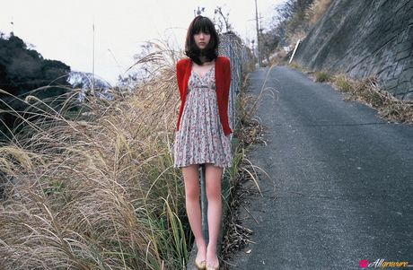 亞洲美女 Rina Aizawa 在森林中展示她的巨乳並擺姿勢