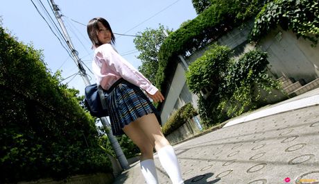 亞洲女學生 Naoko Sawano 獨自脫下及膝襪