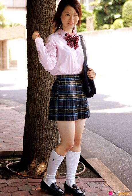 亞洲女學生 Naoko Sawano 獨自脫下及膝襪