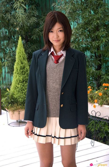 可愛い日本の女の子、木嶋のりこが小さなおっぱいを披露し、ストッキング姿でポーズをとる