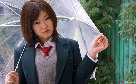 可愛い日本の女の子、木嶋のりこが小さなおっぱいを披露し、ストッキング姿でポーズをとる