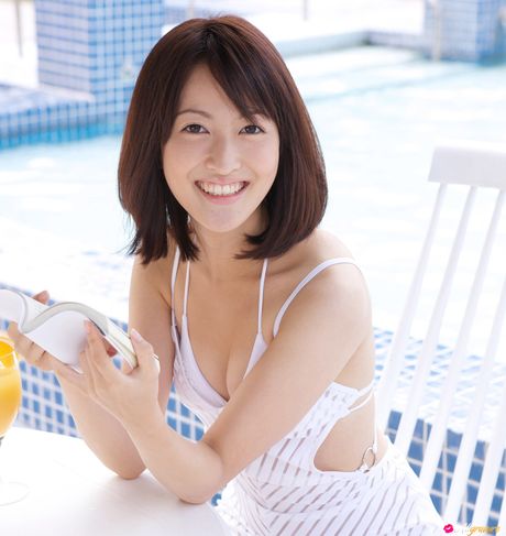 Asian girl Nao Utahara gets naked in a field of flowers