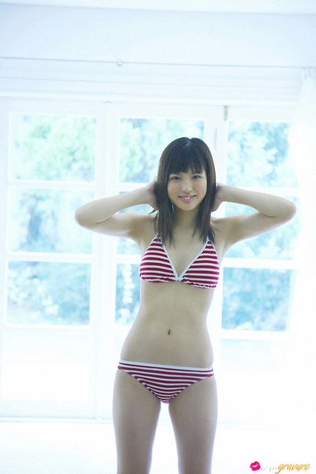 アジアンドールの荒井萌がビキニ姿で毛布の上で裸になる