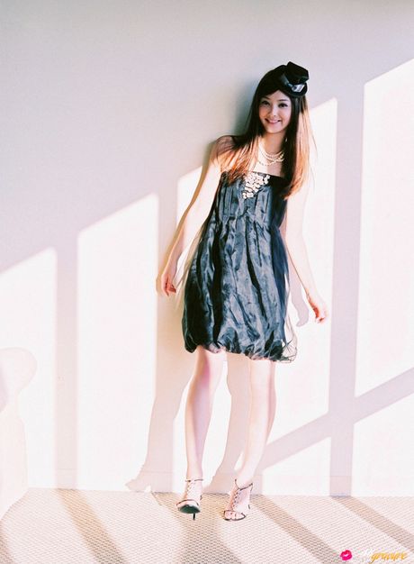 Asian babe Nozomi Sasaki gets naked on a beach before going to the city