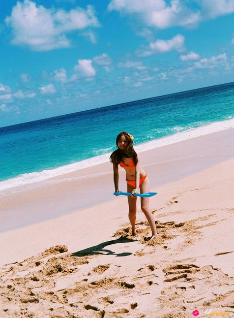 Asiatisk babe Nozomi Sasaki bliver nøgen på en strand, inden hun tager til byen