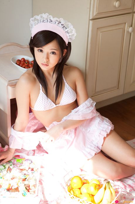 アジアのカバーガール、浜川ルナが素敵なお尻を見せてソロでポーズをとる