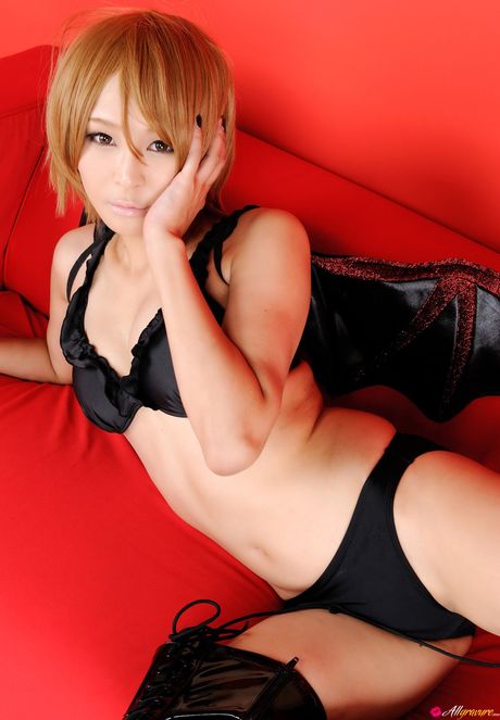 En stor samling af nøgenbilleder af Sayuri Ono er tilgængelig