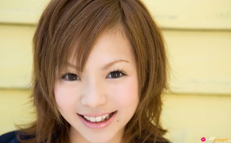 アジア美人の浜川るなが小さな胸を際立たせてソロでポーズをとる