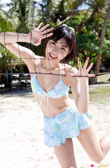 素晴らしい日本の美人、由愛可奈が砂浜の毛布の上で裸になる