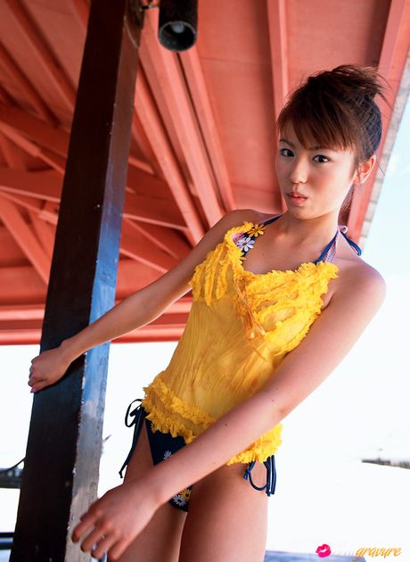 亞洲娃娃 Chinatsu Wakatsuki 展示她嬌小的乳房並穿著比基尼擺姿勢