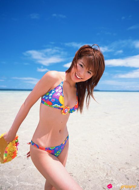 亞洲娃娃 Chinatsu Wakatsuki 展示她嬌小的乳房並穿著比基尼擺姿勢