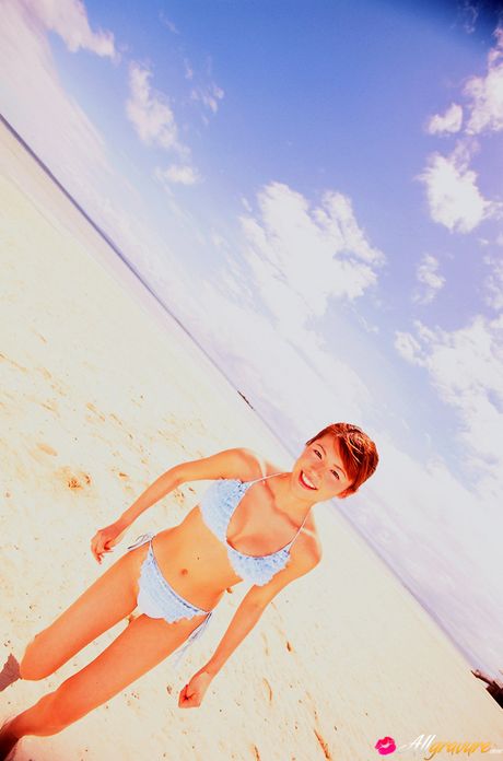 亞洲娃娃 Chinatsu Wakatsuki 展示她嬌小的乳房並穿著比基尼擺姿勢