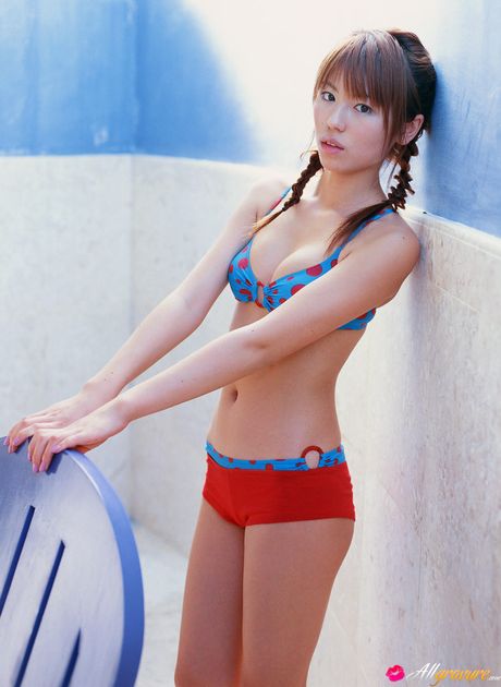 亞洲娃娃 Chinatsu Wakatsuki 展示她嬌小的乳房並穿著比基尼擺姿勢