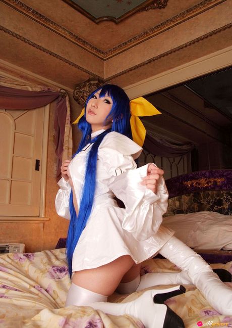 アジアの美女アヤカが白いストッキングとハイヒールで裸のモデルを披露