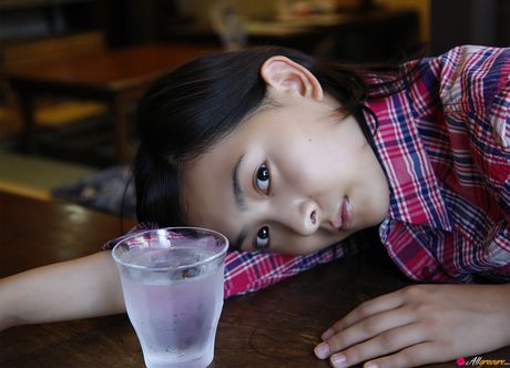 Asiatisk pige Mitsuki Tanimura praler med sine flotte bryster og poserer solo