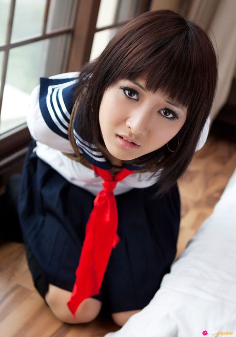 Asiatisk skolepige Shiryl bliver bundet i en stol og knytnævet