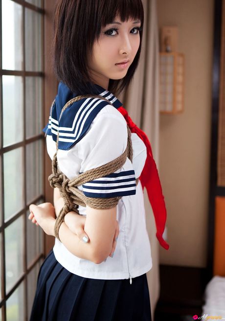 アジア人女子高生シリルが椅子に縛られ、拳で犯される