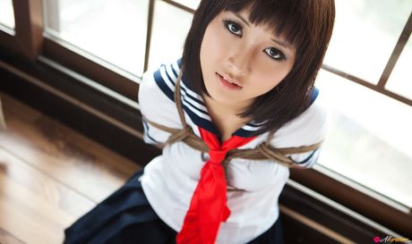 Asiatisk skolepige Shiryl bliver bundet i en stol og knytnævet