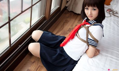 Asiatisk skolepige Shiryl bliver bundet i en stol og knytnævet