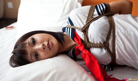 Asiatisk skolepige Shiryl bliver bundet i en stol og knytnævet