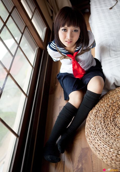 Asiatisk skolepige Shiryl bliver bundet i en stol og knytnævet