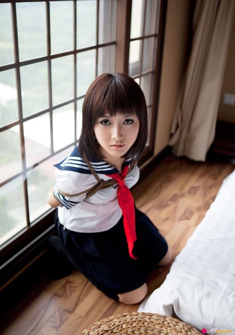 Asiatisk skolepige Shiryl bliver bundet i en stol og knytnævet