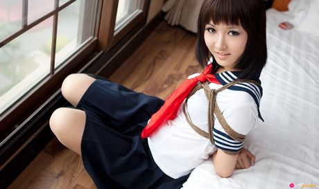 Asiatisk skolepige Shiryl bliver bundet i en stol og knytnævet