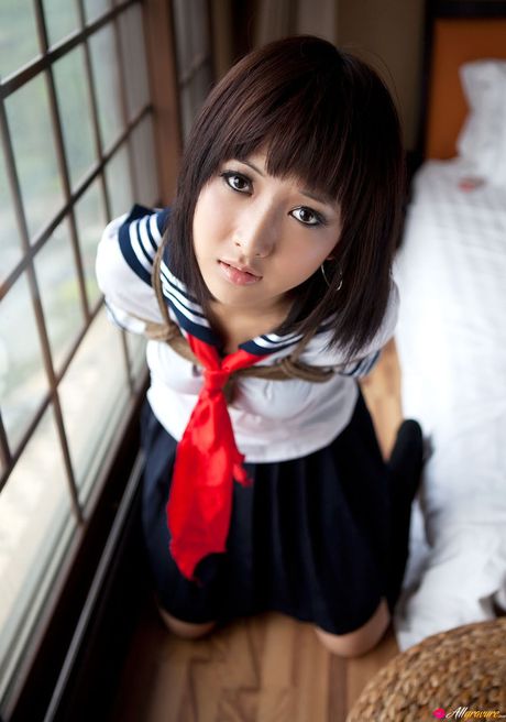 Asiatisk skolepige Shiryl bliver bundet i en stol og knytnævet