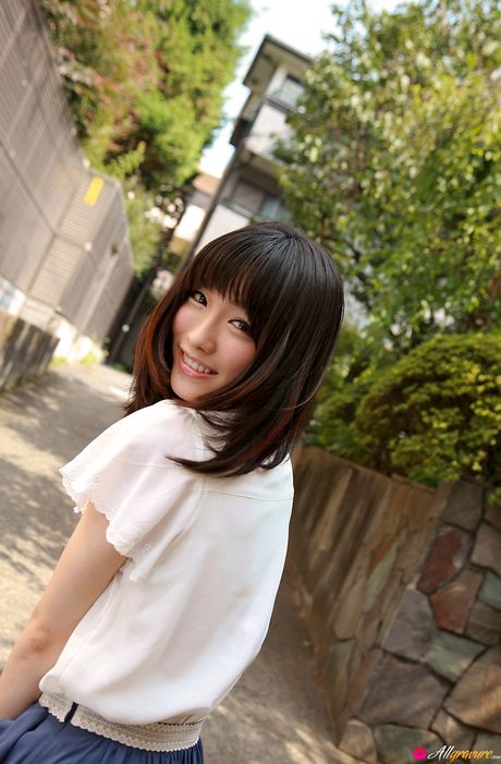 亞洲女孩 Anna Konno 展示她的大胸部並獨自擺姿勢