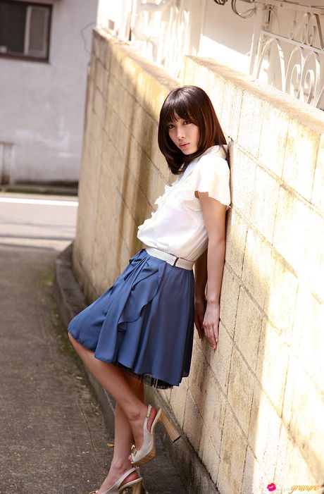 亞洲女孩 Anna Konno 展示她的大胸部並獨自擺姿勢