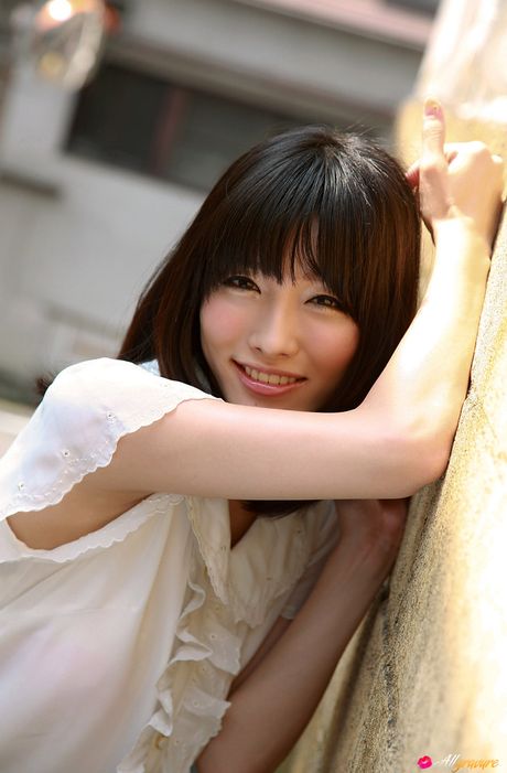 亞洲女孩 Anna Konno 展示她的大胸部並獨自擺姿勢