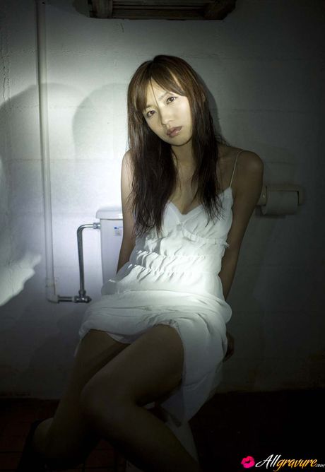 アジアの表紙ガール、優木まおみがドレスとパンティーを脱いで裸になる